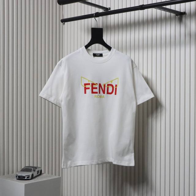 Fendi 芬迪Fd 黄眼睛短袖T恤面料经过2次高温缩水固色 不变形不缩水不起球 26支280G紧密双纱面料 配320G双纱拉架十字紧密高克重螺纹 螺纹有宽度