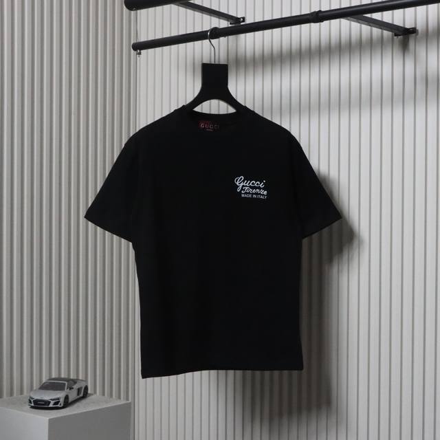 Gucci 古驰Guc 签名字母短袖T恤面料经过2次高温缩水固色 不变形不缩水不起球 26支280G紧密双纱面料 配320G双纱拉架十字紧密高克重螺纹 螺纹有宽