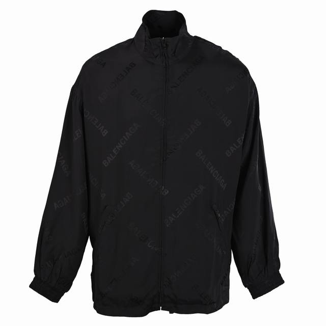Balenciaga巴黎世家Blcg 桑蚕丝满印夹克外套 真丝面料不仅手感丝滑、穿着舒适，而且具有良好的透气性和吸湿性，适合在不同季节穿着。同时，真丝面料的光泽