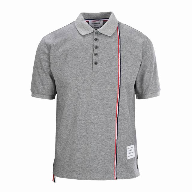 Thom Browne Tb 侧织带珠地棉短袖Polo衫 面料甄选32支双纱全棉珠地棉克重 克，还原原版，前片胸口织带采用色织工艺，需要将织带织进面料中，起订量