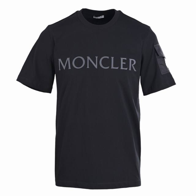 Moncler蒙口Mc 印花袖袋标识短袖T恤 定制天丝摩尔平纹料，厚板印花工艺，利用厚板印胶机，将设计图案转化为可印刷的模板，通过压力将图案逐层印在纺织品上，整