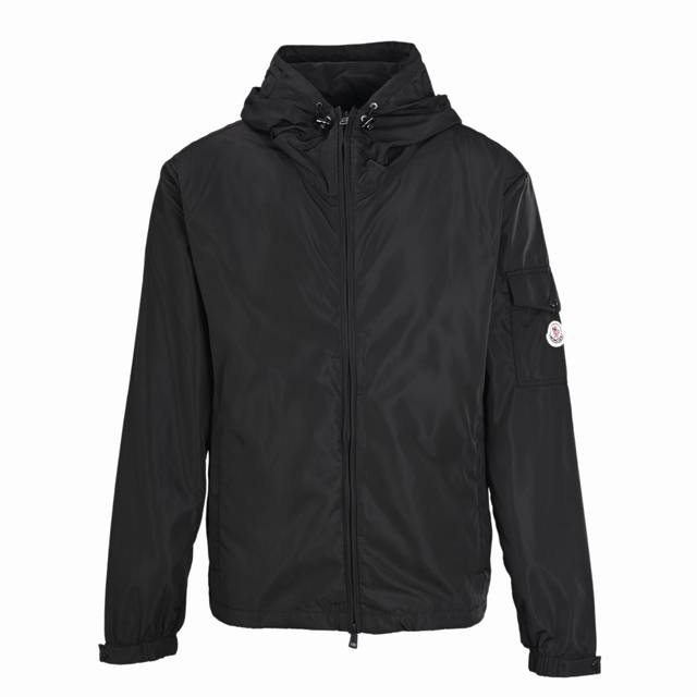 Moncler蒙口Mc 刺绣袖口袋拉链连帽夹克外套 产品选用100%聚酯纤维制成的细密柔软面料，产品通过精准的剪裁，使成衣形成贴身的肩部与胸部，兜帽设计配以抽绳