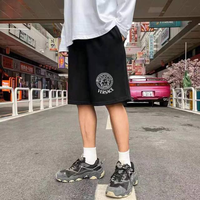 上新｜ 260G重磅纯棉 范思哲 经典基础款 小字母Logo 短裤 休闲裤跑步运动裤 五分裤 男女同款 面料工艺： 1.320G新痒棉面料，触感细腻柔滑，吸湿透