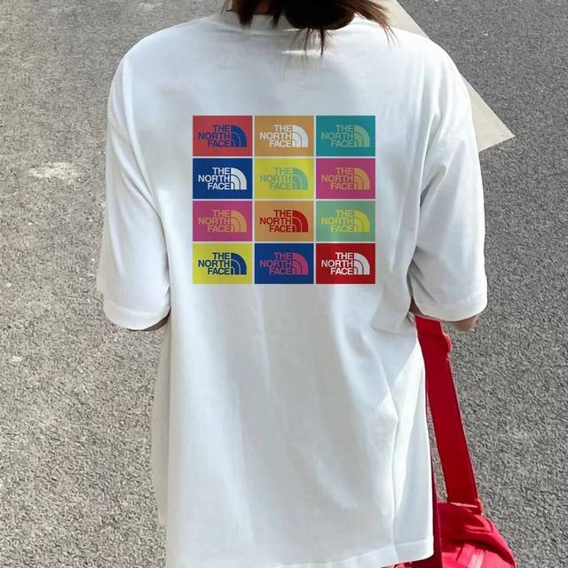 上新！！！ 北面 Logo经典款印花休闲宽松情侣款 短袖T恤 颜色: 黑色 白色 重磅专柜最新款！走一波！绝对私房牛货！ 原厂面料采用40织双纱面料，纯棉螺纹领