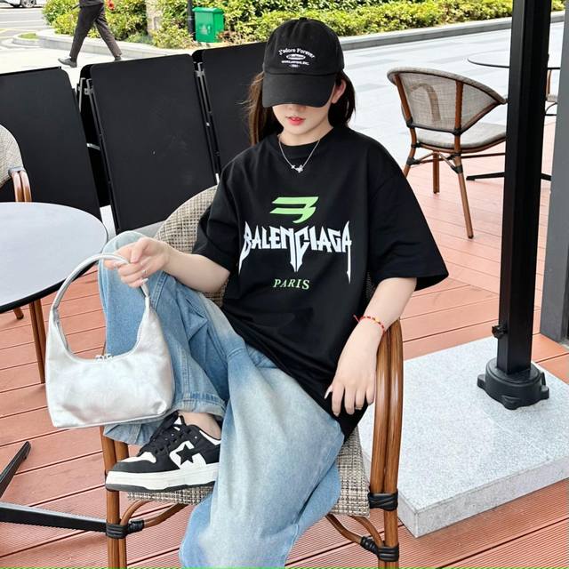 夏季男女同款情侣款最新的贸易订单短袖T恤，全品相！！网红款！采用Logo图案压胶设计！上身舒适透气，不僵硬，整体有着丰富的立体感，品质出口订单，定制专属纯棉面料