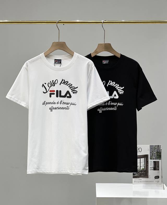上新！！！ Fila斐乐Logo经典款印花休闲宽松情侣款 短袖T恤 颜色: 黑色 白色 重磅专柜最新款！走一波！绝对私房牛货！ 原厂面料采用40织双纱面料，纯棉