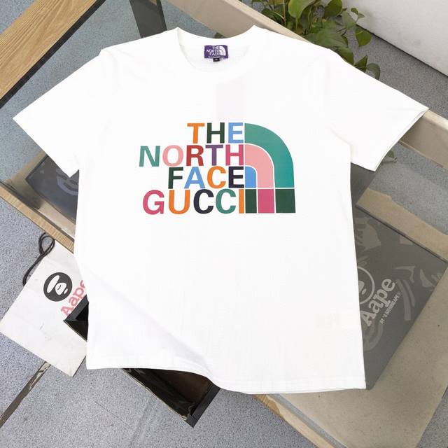 春夏新款The North Facegucci北面联名古驰多彩字母图案印花休闲情侣圆领短袖T恤，独一无二的活性环保面料染色，面料采用220克重的纯棉爽滑面料，质