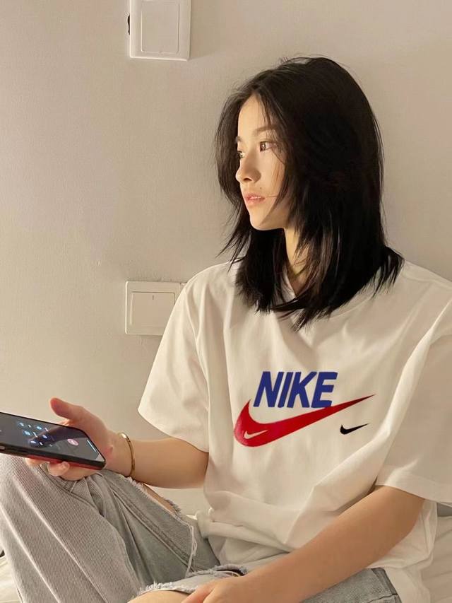 长期不下架 高品质落肩短袖耐克Nike春秋新款胸前大Logo印花情侣短袖T恤 精选220克32支全棉双纱面料，高克重和高支数使其手感既厚实又细腻，挺括有型，上身