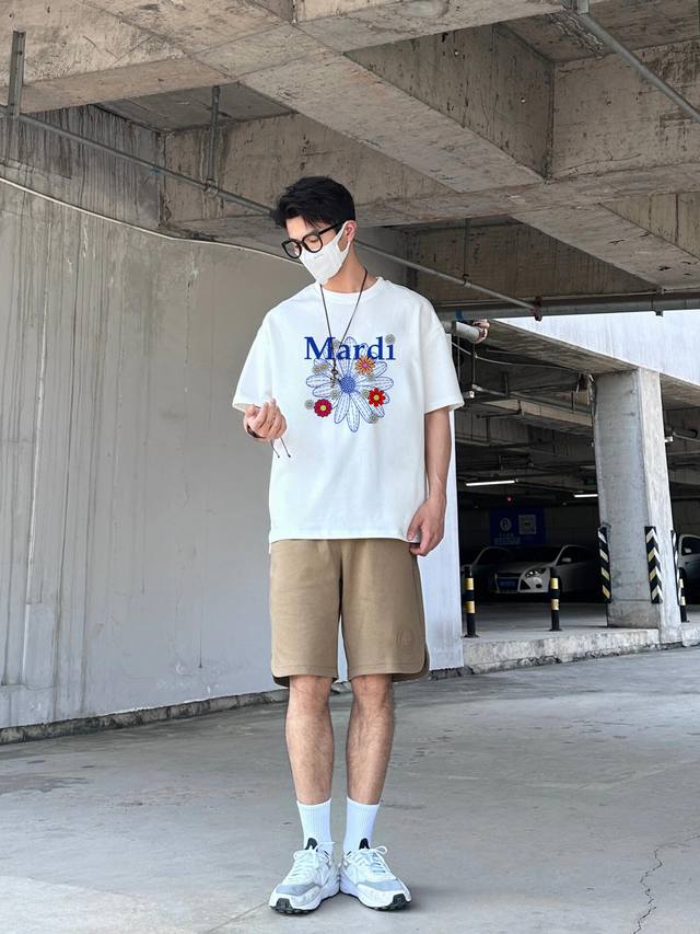上新Mardi情侣款圆领短袖T恤，全部采用上等原料，质感好颜色鲜明！ 这种款式上身回头率超高！基础款的圆领Tee,男女均可驾驭！ 尺码：S-3Xl 颜色：白色