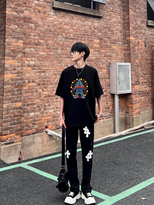 上新！Kenzo 新款图案短袖T恤，夏季必入单品！真的超酷！ 高密针织圆领设计，平整简约！亲肤透爽！T恤面料的柔软性舒适性无可挑剔！男女均可驾驭，打破性别局限性