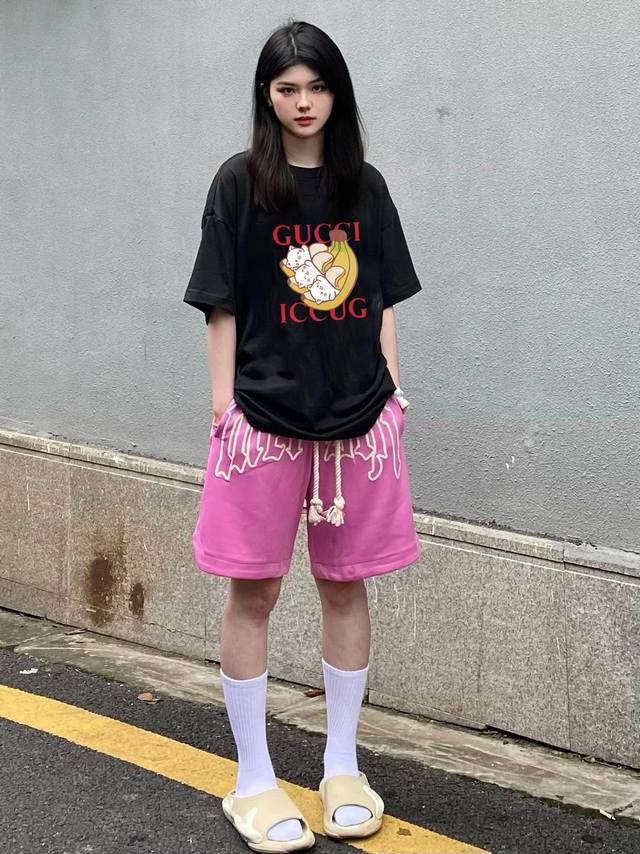 上新！Gucci新款短袖T恤,版型剪裁特别有讲究！上身很洋气显瘦内搭外穿都看 高密针织圆领设计，平整简约！亲肤透爽！T恤面料的柔软性舒适性无可挑剔！男女均可驾驭