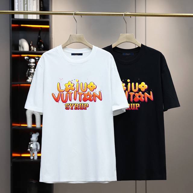 Lv路易新款情侣基础休闲T恤圆领短袖简约百搭款！ 作为备受潮人喜爱的百搭单品，甄选精梳棉面料！舒适透气有型！基础百搭版型！不挑身材年龄！新款配色超级美腻！上身很