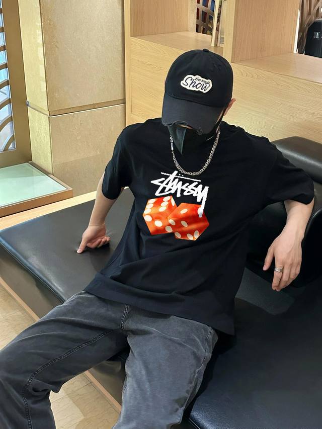 Stussy 斯图春夏新款图案印花圆领短袖T恤，纯棉面料手感柔软舒适，吸汗透气性好！男女同款，非常百搭～ 颜色：黑色 白色 尺码：S～3Xl