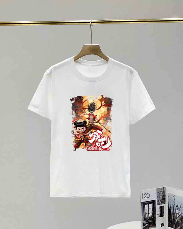 上新！定制款哪吒魔童降世联名款！夏季新品情侣款圆领短袖T恤 面料采用法国进口的纯棉面料，质感细腻饱满，上身亲肤有型！男女同款！ 尺码：S-3Xl 颜色：黑色 白