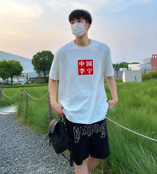 上新！ 新款李宁圆领短袖T恤！超级吸睛！ 不仅保留了传统的招牌风格，色调上的搭配效果自带层次，视觉上很有高街调性！重工艺高质感，棉质感强，男女同款！ 尺码：S-