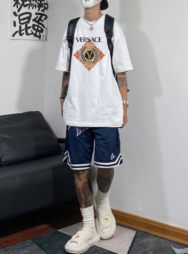 上新！范思哲经典短袖T恤，标志Logo极简的设计转化为服装语言，就如这件基础短袖T恤，有着极其细腻的面料质感，平淡中无处不透入极简高级质感！ 简单、个性、品牌辨