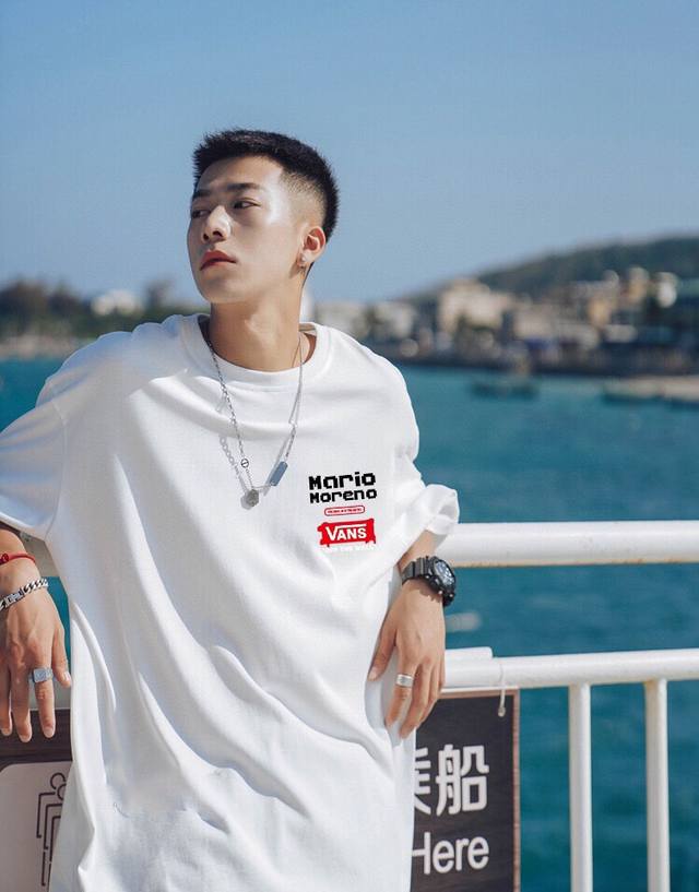 上新！夏季新品Vans万斯超级玛丽涂鸦卡通短袖T恤！设计增添趣味性！高密针织圆领设计，平整简约！亲肤透爽！面料的柔软性舒适性无可挑剔！男女均可驾驭，打破性别局限