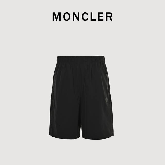 Moncler蒙口Mc 小黑标弹力尼龙短裤 融合锦纶与氨纶科学配比织造，形成独特的经纬双向弹力性能面料。氨纶提供高达40%横向弹性，锦纶则增强纵向延展力，双向拉