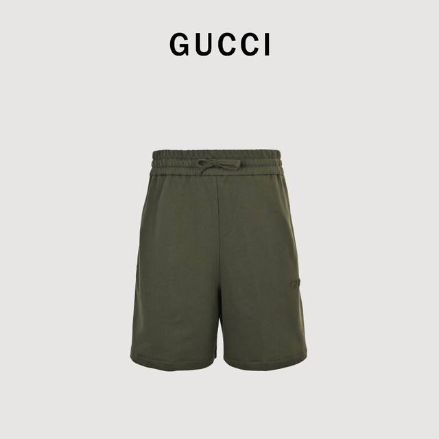 Gucci古驰Guc 字母绣短裤 采用棉为基底编织而成的单面鱼鳞布面料，正面为平滑的针织面，触肤面通过针织机的浮线编织技术形成立体的毛圈，增加蓬松感， 同时触感