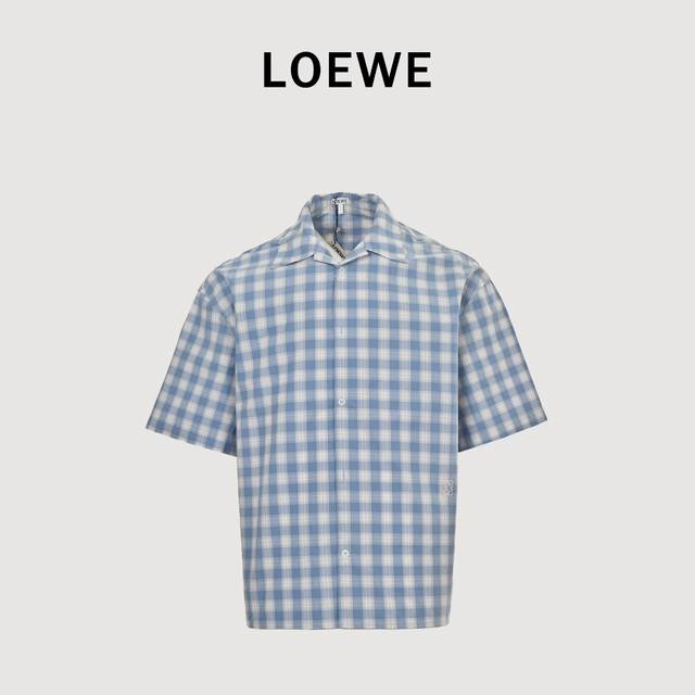 Loewe 罗意威 25Ss 刺绣Logo蓝色格纹短袖衬衫 Loewe新款轻盈提花格纹棉质衬衫，精巧透视格纹图案，经典衣领，纽扣袖口，正面纽扣开合，曲线下摆！男