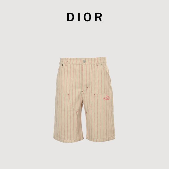 Dior 迪奥 25Ss 刺绣字母条纹牛仔短裤 Dior新款短裤兼具摩登风范与传统美感。采用白色棉府绸精心制作，饰以粉色条纹图案，展示来自 Dior And H