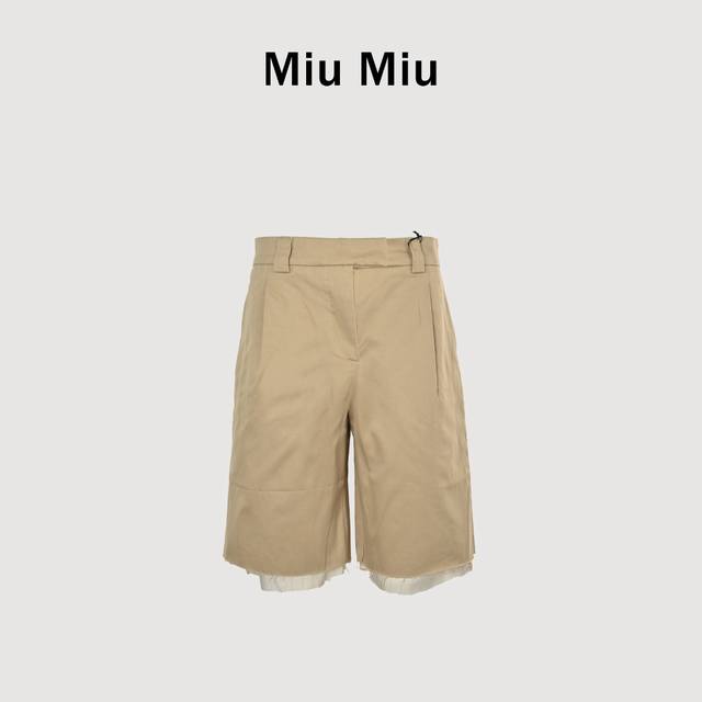 Miumiu 缪缪 25Ss 卡其色内衬百慕大短裤 Miu Miu 24Ss新款夏季及膝卡其条纹衬里字母刺绣微标工装裤 ，采用100%棉质面料制作！条纹内衬亲肤