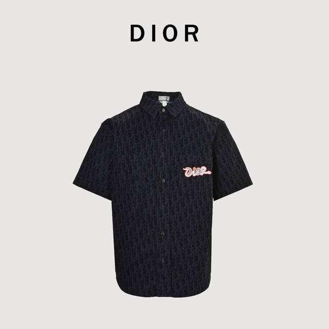Dior 迪奥 蛇年限定牛仔衬衫短袖 第一时间原版购入开发，采用蓝色棉质混纺牛仔布精心制作，背面饰以 Kaws 刺绣，以五彩缤纷的蛇形重新诠释 D标志。搭配植绒
