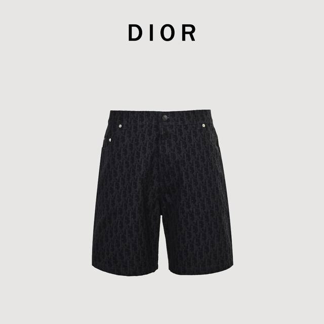 Dior 迪奥 蛇年限定牛仔短裤 第一时间原版购入开发，采用蓝色棉质混纺牛仔布精心制作，背面饰以 Kaws 刺绣，以五彩缤纷的蛇形重新诠释 D标志。搭配植绒 O