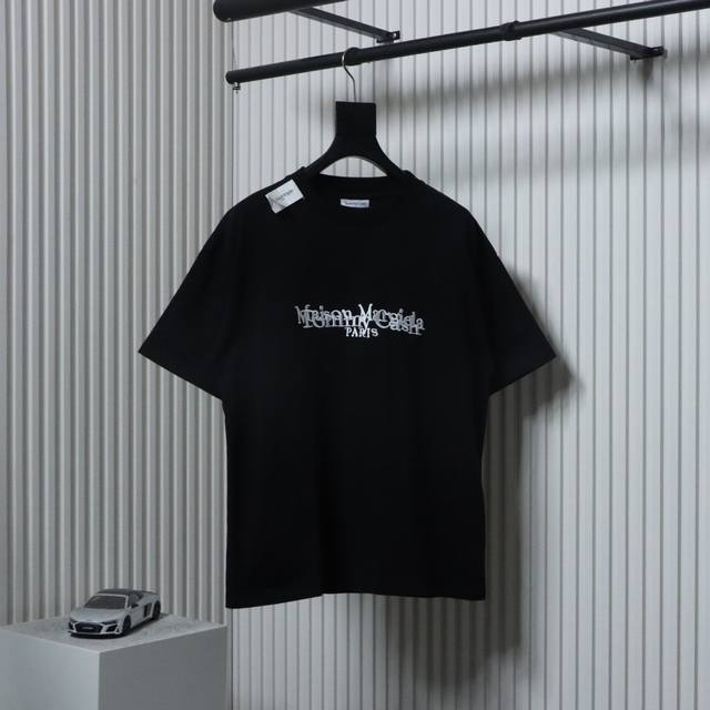 Maison Margiela X Tommy Cash 25Ss 马吉拉联名短袖T恤面料定织定染280G32支双纱面料，宽幅领口螺纹300G1*1全棉螺纹，久