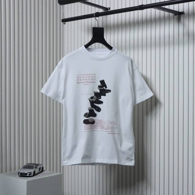Maison Margiela 马吉拉 25Ss 靴子印花短袖T恤面料定织定染280G32支双纱面料，宽幅领口螺纹300G1*1全棉螺纹，久穿不变形，面料从买纱