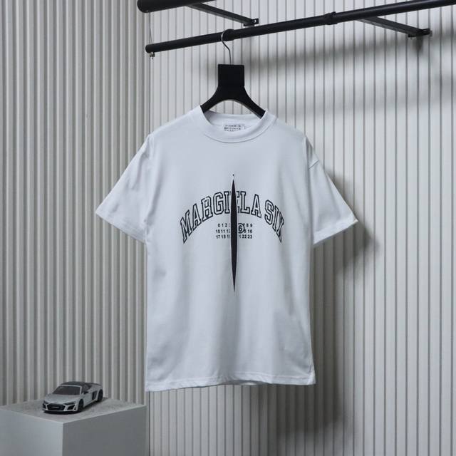 Maison Margiela 马吉拉 25Ss 开衩印花短袖T恤面料定织定染280G32支双纱面料，宽幅领口螺纹300G1*1全棉螺纹，久穿不变形，面料从买纱