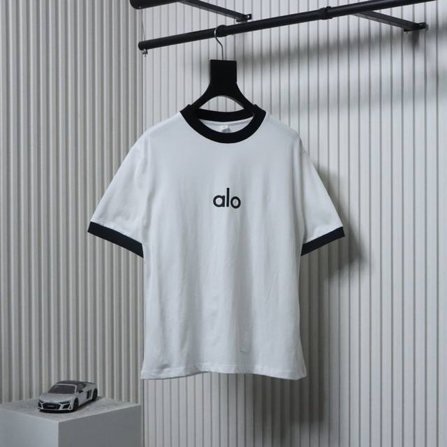 Alo 25Ss 拼色字母短袖T恤面料采用定制240G 26支特滑双股精棉平纹高密无尘全棉布料。前幅高密度加厚，走线平整，代工品质，全套定制辅料。尺码：S-Xl