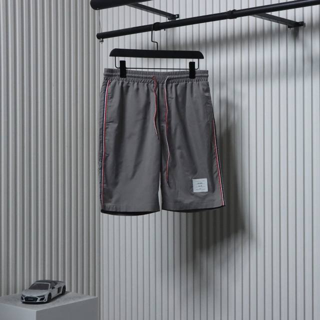 Thom Browne 汤姆布朗 25Ss 条纹织带沙滩短裤 面料原版定制，功能性斜纹面料，成衣百分百定位对条对格，非常耗时废料，密度手感和原版达到一致，松紧腰