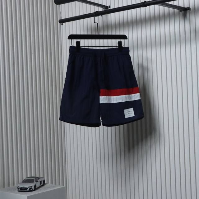 Thom Browne 汤姆布朗 25Ss 红白蓝彩带沙滩短裤 面料原版定制，功能性斜纹面料，成衣百分百定位对条对格，非常耗时废料，密度手感和原版达到一致，松紧
