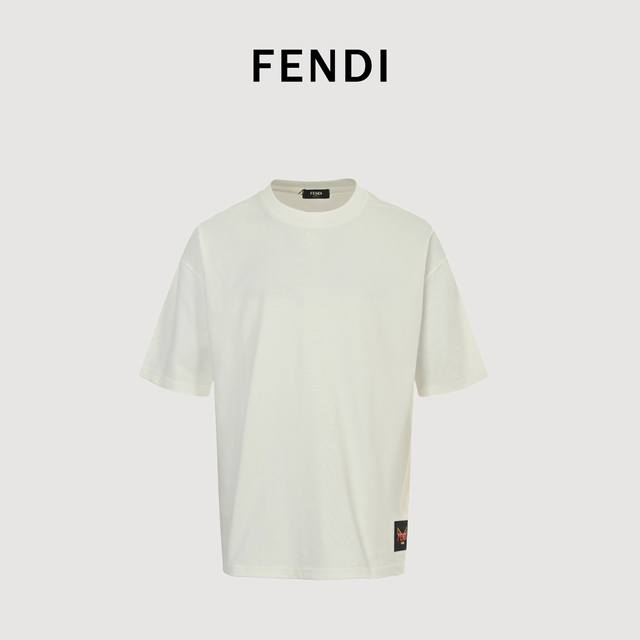 Fendi 芬迪 25Ss 下摆标签短袖T恤 面料采用定制240G 26支特滑双股精棉平纹高密无尘全棉布料。前幅高密度加厚，走线平整，代工品质，全套定制辅料。