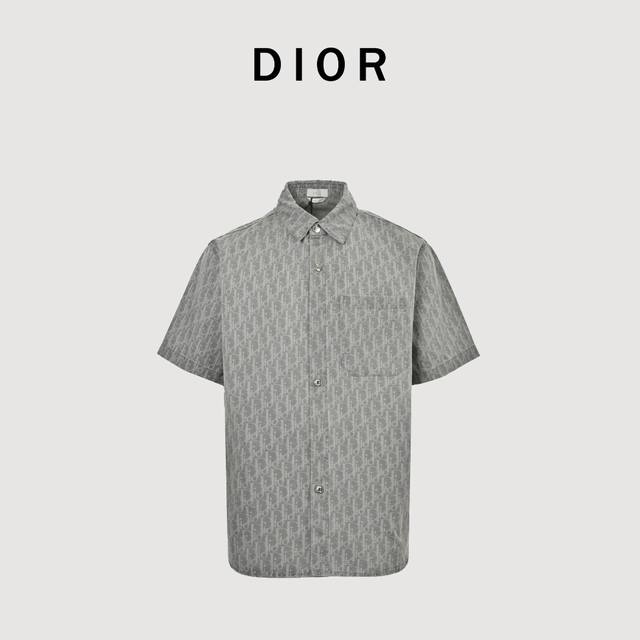 Dior 迪奥 经典牛仔老花满印套装短袖衬衫 这款短袖采用灰色的棉质牛仔布 和之前老款的面料有少许差别 面料是以浅灰色本身面料为基础色调 通体是灰色Obliqu