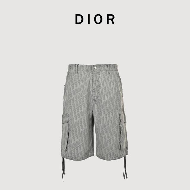 Dior 迪奥 经典牛仔老花满印套装短裤 这款短裤采用灰色的棉质牛仔布 和之前老款的面料有少许差别 面料是以浅灰色本身面料为基础色调 通体是灰色Obliquek