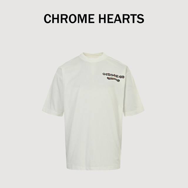 Chrome Hearts 25Ss背后彩色印花圆领短袖 Yb定织定染面料、颜色 印花、版型 辅料 面料采用进口机器织造而成，布面纹路的独特性创造出完美的成衣效