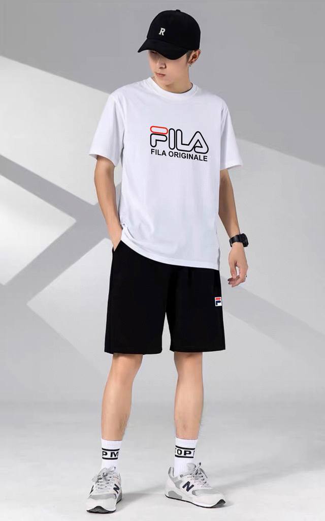 Fila 斐乐新款短袖短裤运动套装！百搭不挑人！ 本款T恤采用纯棉面料！吸汗透气，贴身柔软！ 腰部松紧带抽绳，拉链口袋，运动時候可以放手机钥匙，非常方便！ 上身