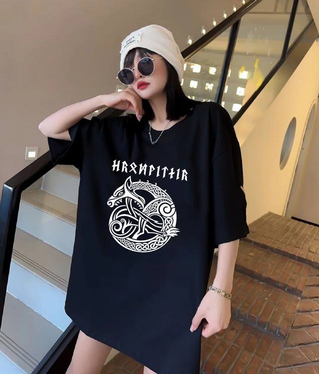 上新！克罗心经典短袖T恤，标志Logo极简的设计转化为服装语言，就如这件基础短袖T恤，有着极其细腻的面料质感，平淡中无处不透入极简高级质感！ 简单、个性、品牌辨