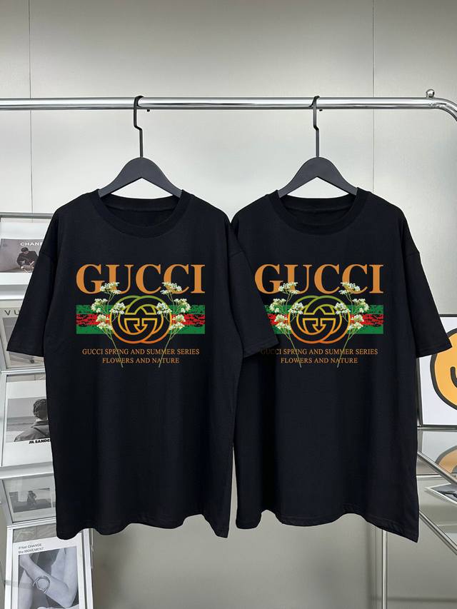 Gucci 情侣短袖 商品参数 采用220 克双砂面料 三针五线做工，领口包包边条 今年火爆的品牌 看到了就忍不住要自留一件 正确纹路立体印花 正确面料版型 舒