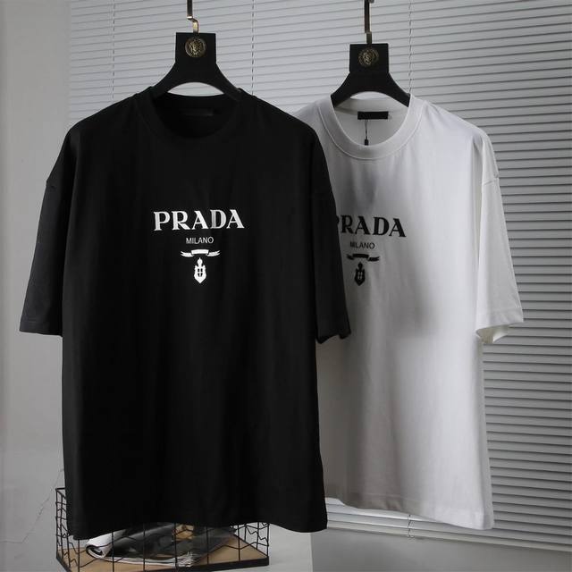 新款Prada普拉达男士压胶经典字母印花全棉圆领短袖T恤半袖 订织纯棉厚实面料，订织罗纹，上身舒适亲肤，品质W美。 品质保证，质量Fei常棒！ 黑色，白色