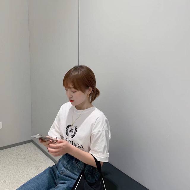 Balenciaga 巴黎世家 21Ss 麦穗印花短袖 面料采用定织订染32支精梳棉，内附硅油使面料达到穿身光滑的感觉，定织定染胚布水洗定型避免缩水问题，领口宽