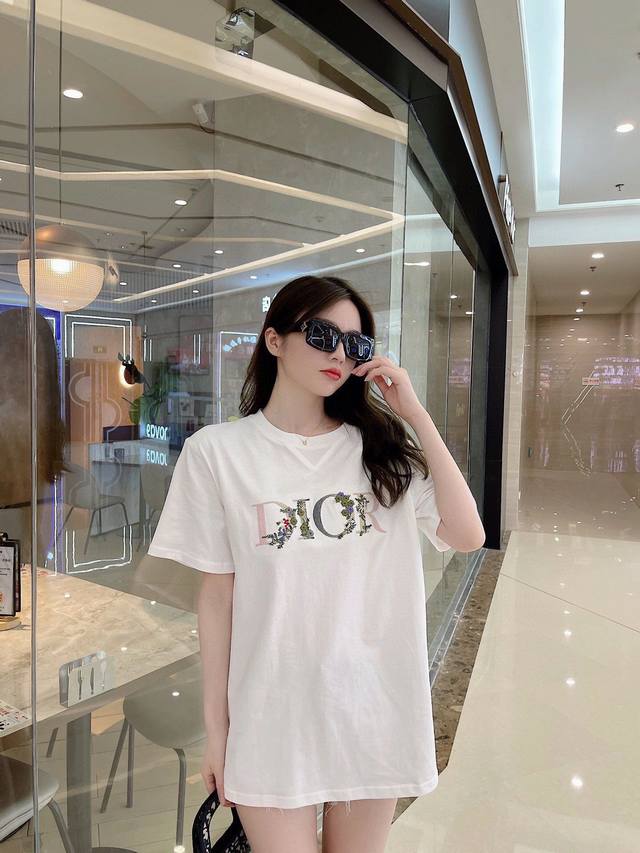 Ootd Dior春夏新款花卉印花短袖 春夏新款Cd花卉渐变印花短袖T恤。 博主上身的白色，短袖男女同款 迪奥早春系列，以印花为主，渐变色Dior Logo给人
