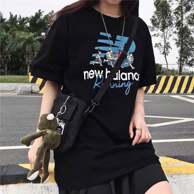 New Balance Nb新百伦 运动小人情侣款短袖T恤 面料采用240G优质棉，上身透气舒适，Dx3008环保原浆丝网印刷，领口采用双层螺纹领通肩领口包标