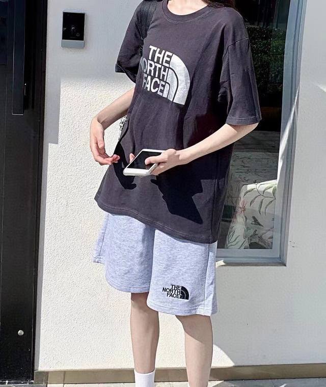 上新 The North Face 北面专柜经典基础款短袖短裤套装系列，男女同款，休闲运动均可驾驭绝佳夏季穿搭必备单品，经典百搭永不过时 夏季爆款 T恤采用纯棉