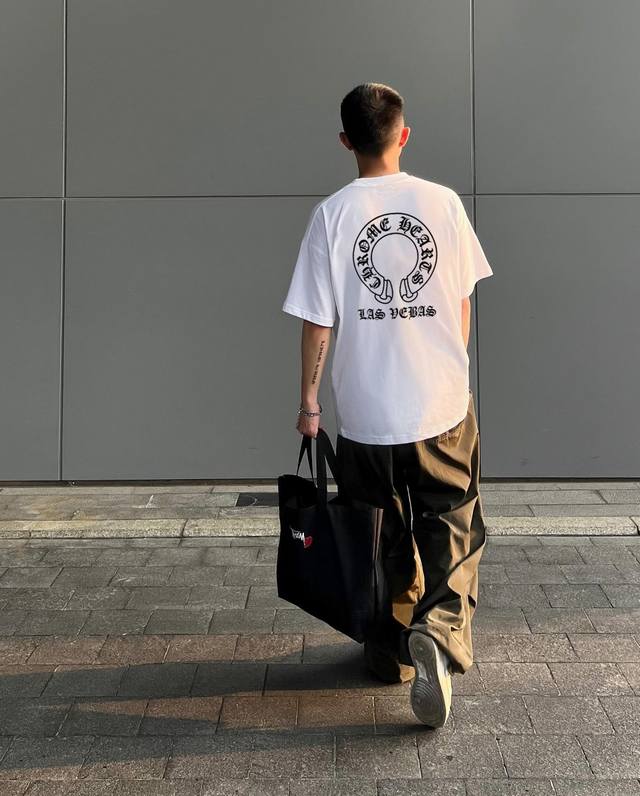 Chrome Hearts 克罗心 23Ss尖货新款马蹄印情侣短袖 商品参数 采用2 克双砂面料 三针五线做工，领口包包边条 今年火爆的品牌 看到了就忍不住要自