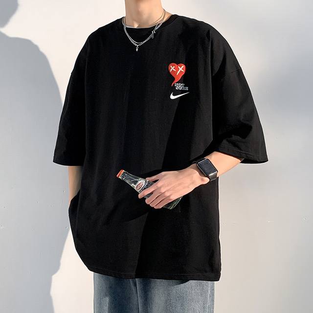 Nike 耐克 夏季专柜新品爱心涂鸦纯棉圆领短袖T恤上衣 采用240克精梳棉纯棉面料，手感亲肤柔软厚实，前后“爱心”趣味涂鸦印花设计，满满的设计感，搭配耐克Lo