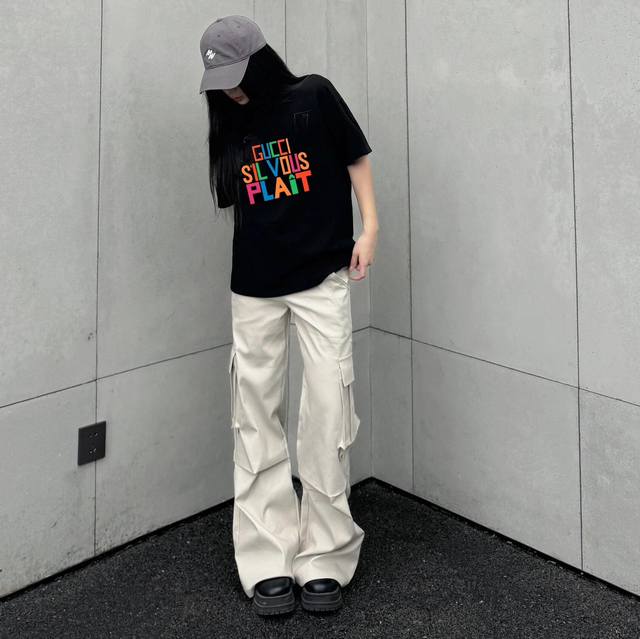 上新！Gucci 古驰个性字母元素碰撞，超级吸睛！ 情侣款圆领短袖T恤，全部采用上等原料，质感好颜色鲜明！ 这种款式上身回头率超高！基础款的圆领Tee,男女均可