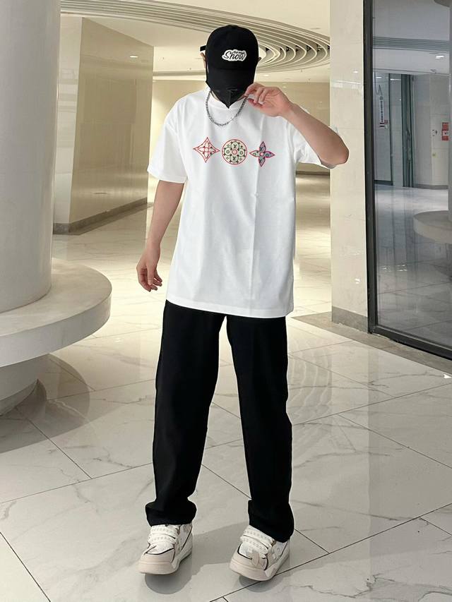 上新！Lv夏季新款圆领短袖T恤！男女同款 Oversize版型宽松！ 这种款式上身回头率超高！基础款的圆领Tee,男女均可驾驭！ 尺码：S-3Xl 颜色：白色
